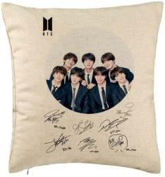 Perna Decorativa BTS Army in Costum cu Semnaturi 40x40 cm Bej Husa Detasabila Burduf 