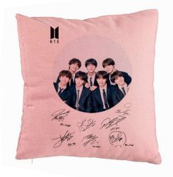 Perna Decorativa BTS Army in Costum cu Semnaturi 40x40 cm Roz Husa Detasabila Burduf 