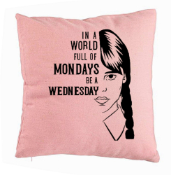 Perna Decorativa Model Wednesday Addams si Text 40x40 cm Roz Husa Detasabila Burduf 