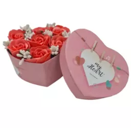 Aranjament floral 7 trandafiri cutie inima flori de sapun rosu 11x9x6 cm 