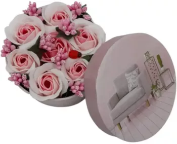 Aranjament floral 7 trandafiri cutie rotunda flori de sapun alb roz 11x9x6 cm 