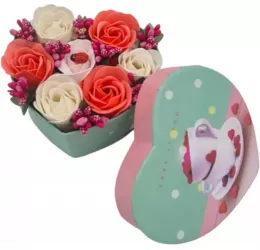 Aranjament floral 7 trandafirii cutie inima flori de sapun rosu alb roz 11x9x6 cm 
