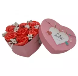 Aranjament floral 7 trandafirii cutie inima flori de sapun rosu cu alb 11x9x6 cm 