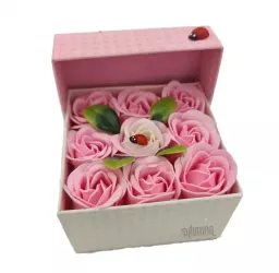 Aranjament floral 9 trandafiri sapun in cutie alb roz 