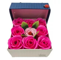 Aranjament floral 9 trandafiri sapun in cutie rosu roz 