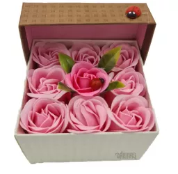 Aranjament floral 9 trandafiri sapun in cutie roz 