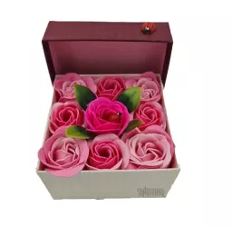 Aranjament floral 9 trandafiri sapun in cutie roz rosu 