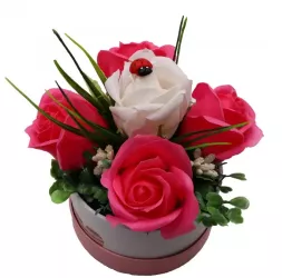 Aranjament Floral Cutie Trandafiri 4 Trandafiri Roz din Sapun si unul Alb 