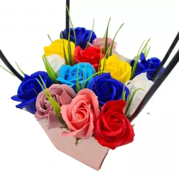 Aranjament floral deosebit 15 trandafiri cutie crem tip cosulet flori de sapun 