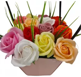 Aranjament floral deosebit 15 trandafiri cutie roz flori de sapun 