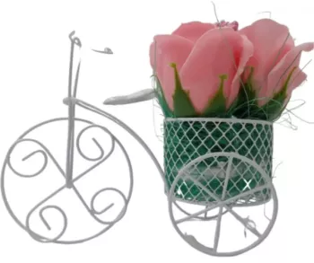Aranjament floral deosebit 3 trandafiri bicicleta flori de sapun 
