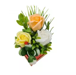 Aranjament floral deosebit 3 trandafiri cutie flori de sapun buburuza 10x10 cm 