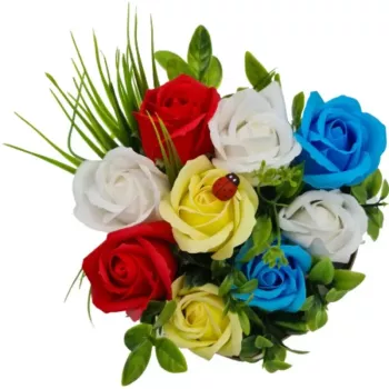 Aranjament floral deosebit 9 trandafiri cutie flori de sapun buburuza 15x15x15 cm