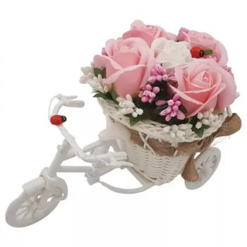 Aranjament floral trandafiri Bicicleta cu flori zambarete flori de sapun 22x15x12 cm