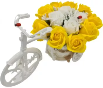 Aranjament floral trandafiri Bicicleta cu flori zambarete flori de sapun galben cu alb Dalimag 30x17x15 cm