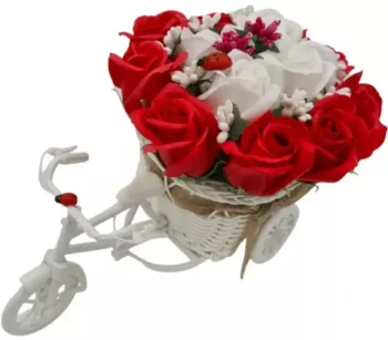 Aranjament floral trandafiri Bicicleta cu flori zambarete flori de sapun rosu cu alb Dalimag 30x17x15 cm 
