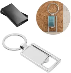 Breloc din metal cu desfacator de sticle si carabina 