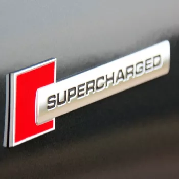 Emblema Auto Model Supercharged Reliefata 3D Dimensiune 10 X 1 Cm 