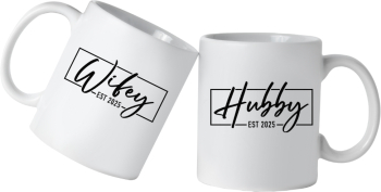 Set Cana din ceramica haioasa cu mesaj Wifey & Hubby 2025 alba 330 ml pentru viitori miri/mireasa nunta 2025 