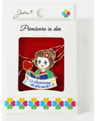 Martisor Brosa Mica in Cutie Dimensiune Brosa 2.5-3 cm Material Metal Model O Doamna dedicata 
