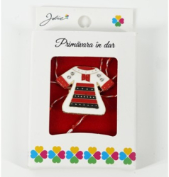 Martisor Brosa Mica in Cutie Dimensiune Brosa 2.5-3 cm Material Metal Model Rochie Traditionala 