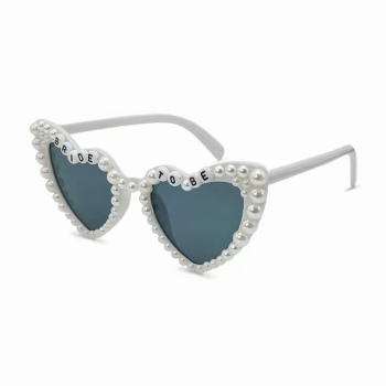 Ochelari in Forma de Inima Flippy pentru Petrecerea Burlacitelor Tematica Nunta Protectie Soare 15.3x5.7x14.5 cm Scris Bride to Be cu 