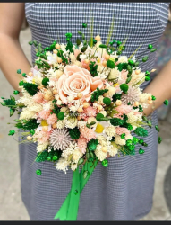Buchet mediu personalizabil cu trandafir criogenat si flori naturale uscate alb-somon-verde 