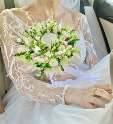 Buchet mediu personalizabil cu trandafiri si flori uscate Alb Verde 