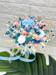 Buchet personalizabil cu trandafirI criogenatI si flori naturale uscate predominant blue 