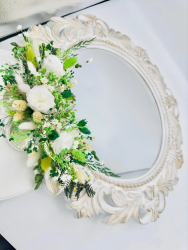 Oglinda decorativa cu rama decorata cu flori criogenate si plante stabilizate 