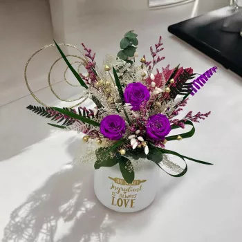 Aranjament floral cu trandafiri criogenati si plante criogenate Multicolor 