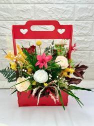 Aranjament floral premium cu flori criogenate si inima licheni Cutie lemn rosie 