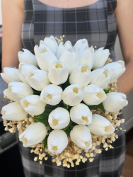 Buchet lalele albe real touch si Gypsophilia- Floarea miresei criogenata rezistent peste ani