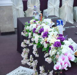 Inchiriere aranjament floral central alb- mov pentru masa de prezidiu 