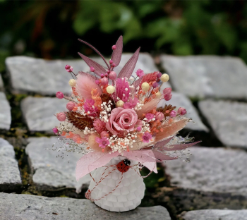 Marturie Martisor tip magnet de frigider cu trandafir criogenat si plante naturale uscate - Roz Alb 