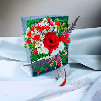 Mini aranjament floral in cutie cu licheni si flori criogenate Rosu 