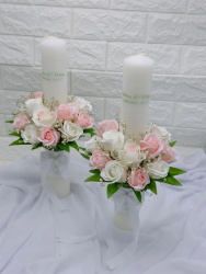 Set nunta 2 lumanari personalizabile cu nume si data decorate cu flori din foita de sapun 40 cm Alb-roze 