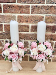 Set nunta 2 lumanari personalizabile cu nume si data decorate cu flori din foita de sapun si flori stabilizate 40 cm Multicolor 
