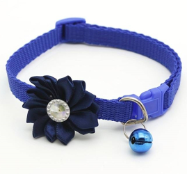 Zgarda ajustabila cu floare pentru caini si pisici 22-33cm/10mm Albastru Ropet 