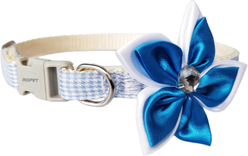 Zgarda ajustabila cu floare/fundita pentru caini si pisici 22-33cm/10mm Albastru Ropet 