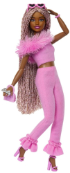 Papusa Barbie Deluxe Style cu salopetă roz și par împletit