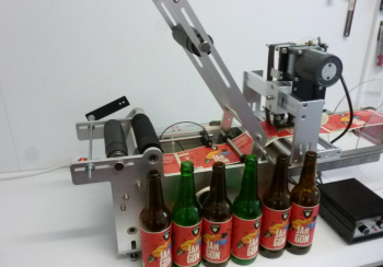 Masina etichetare Sistem Semiautomat de etichetare cu printare data lot 