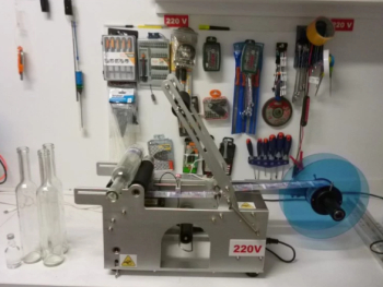 Masina etichetare recipiente cilindrice. 