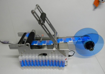 Masina de etichetat recipiente cilindrice 