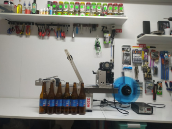 Masina de etichetat sticle si borcane 