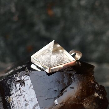 Pandantiv piramida din cristal Meru cu simbol Sri Yantra sculptata manual din argint