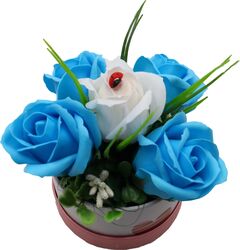 Aranjament Floral Cutie Trandafiri 4 Trandafiri Albastri din Sapun si unul Alb