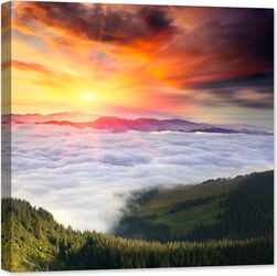 Tablou luminos in întuneric GlowforHome Peisaj montan fantastic apus de soare incredibil nori care acoperă valea 60 cm x 60 cm
