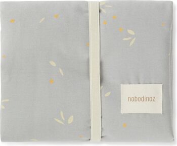 Suport pentru schimbat scutece Nobodinoz STORIES 45 x 65 cm culoare albastru deschis salcie