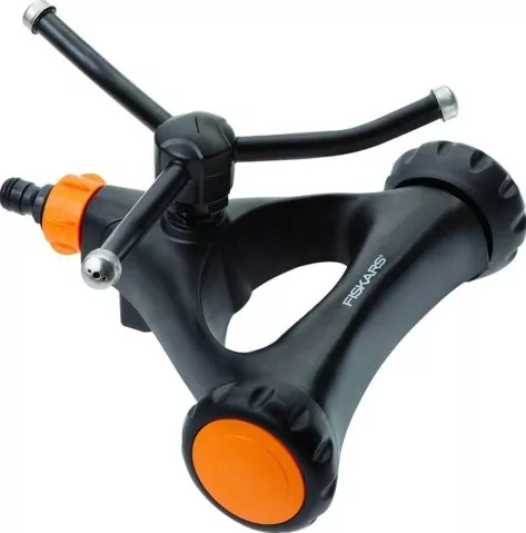 Pentru gradina - 1023657 ASPERSOR ROTATIV METALIC CU ROTI FISKARS